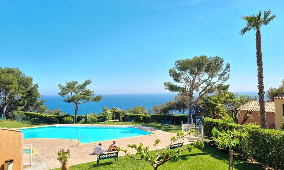 Saint-Mandrier-sur-Mer Apartment | Swimming pool, tennis, Beach.