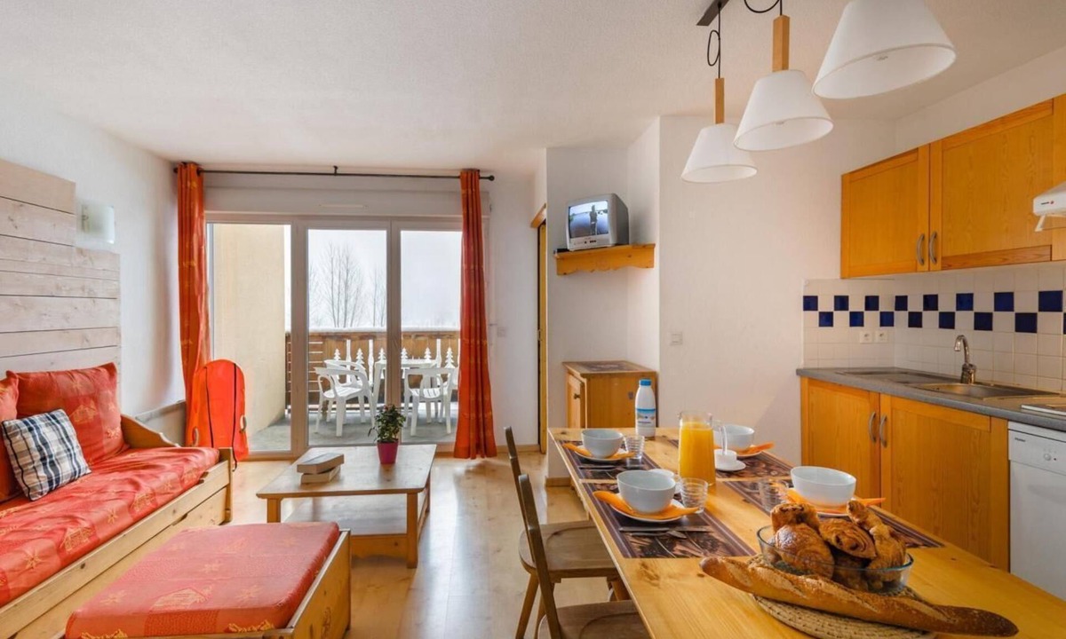 Bagneres-de-Luchon Apartment | Swimming pool, terrace, balcony, parking, tv, ski locker, 35m², Luchon-Superbagnères