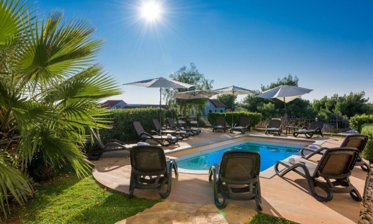 Milna (Brac) Apartment | Swimming pool Apartment Noa, 400m to beach