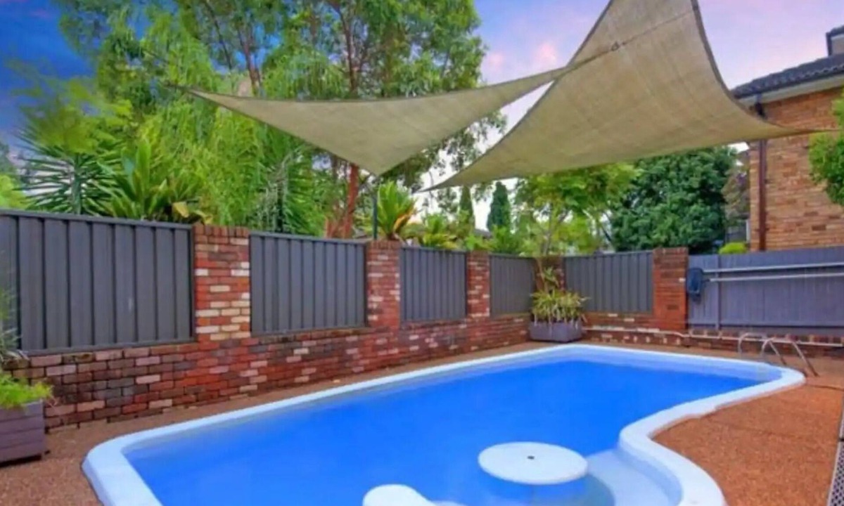 Kings Langley Apartment | Swimming pool - Sleeps 8