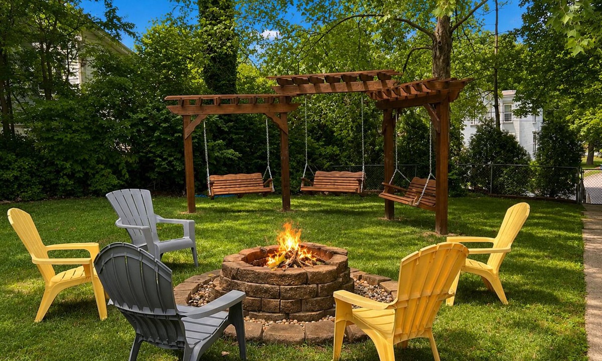 Latonia House | Swing Garden Retreat w/Fire Pit & Pergola/Sleeps 16 comfortably
