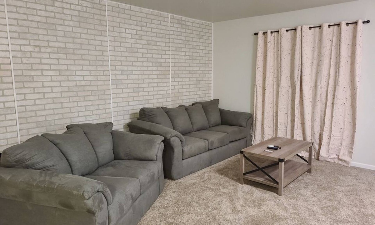 Medicine Lodge Bed & Breakfast | SwinHousing - Main Street Suite, Sleeps 8