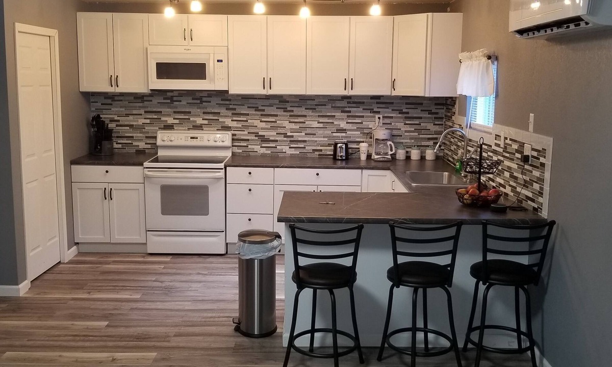 Medicine Lodge House | SwinHousing - Washington Suite, Sleeps 4