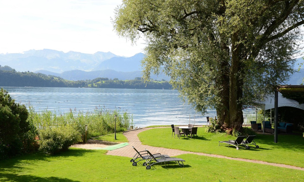 Merlischachen Hotel | Swiss-Chalet Merlischachen - Romantik Schloss-Hotel am See