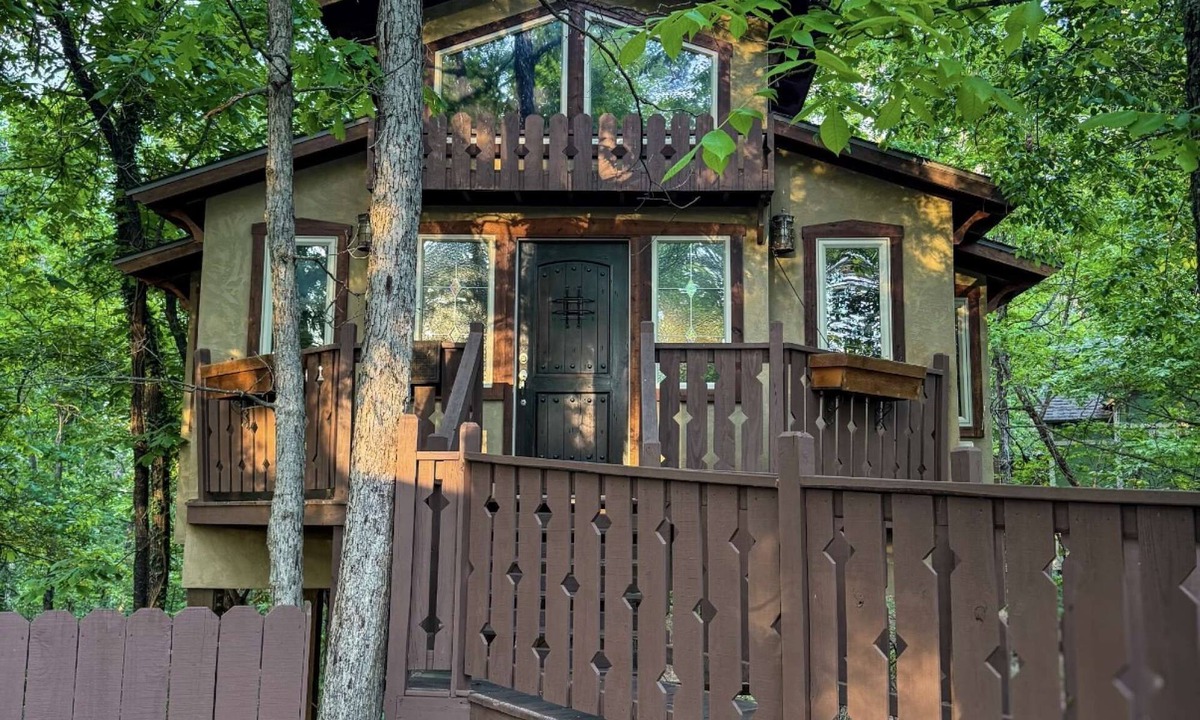 Eureka Springs Cottage | Swiss Chalet Treehouse with Jacuzzi
