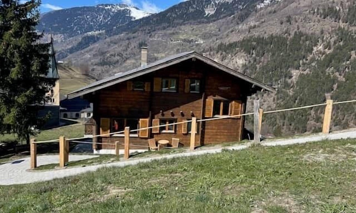 Grengiols Ski Chalet | Swiss Chalet - upstairs apartment