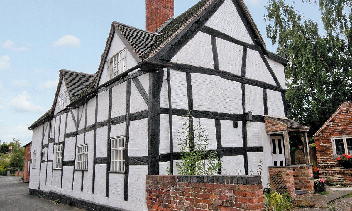 King's Bromley Cottage | Swiss Cottage - E5375