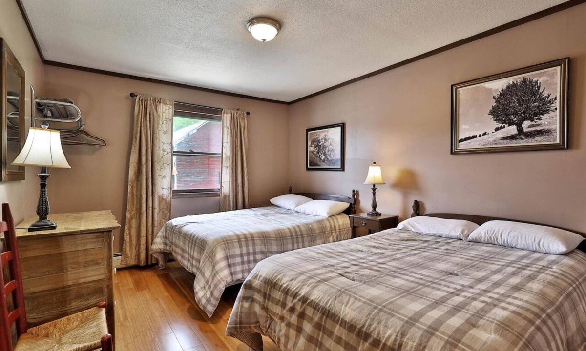 Pittsfield Hotel | Swiss Farm Inn - RM10 "Ovation" 2 Double Beds
