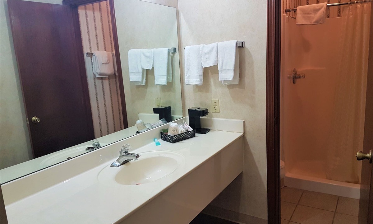 Eureka Springs Hotel | Swiss Village Inn