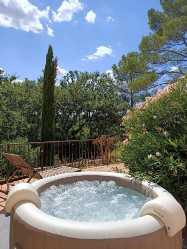 Entrecasteaux House | Sympathique Maison au Calme, Whirlpool Privée Plein Sud !