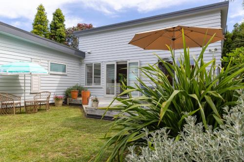 Cooks Beach House | Tūī Guesthouse