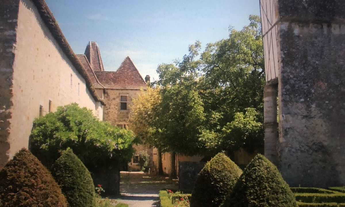 Orthez Apartment | . T.