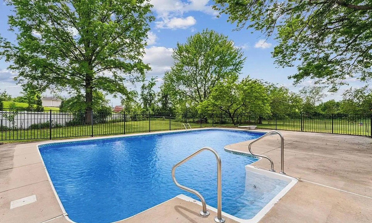 Weldon Spring Heights House | T Luxury Pool, Hot-tub and Arcade Game Room House