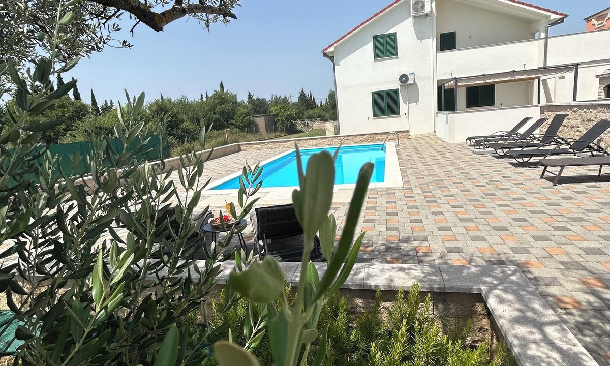 Benkovac House | .t"Relaxed vacation in a quiet location - comfortable house with pool near Zadar"