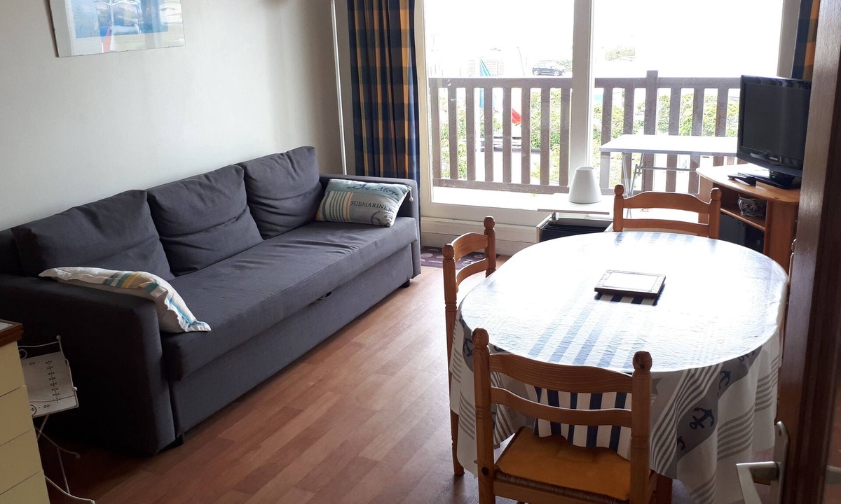 Ouistreham Apartment | T1 apartment facing the sea, nearby beach (50m)
