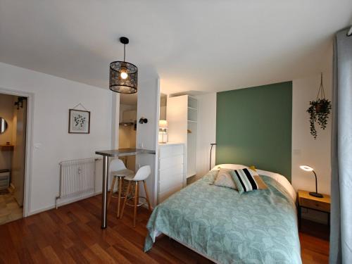 Quartier des Eaux-Claires Apartment | T1 bis rénové Grenoble et parking