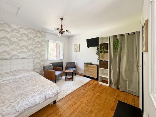 Bagnoles-de-l'Orne Apartment | T1 lumineux au calme avec parking privé
