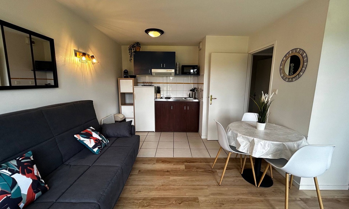 La Roche-Posay Apartment | T2 Apartment with Wi-Fi and Pool 200m from Spas