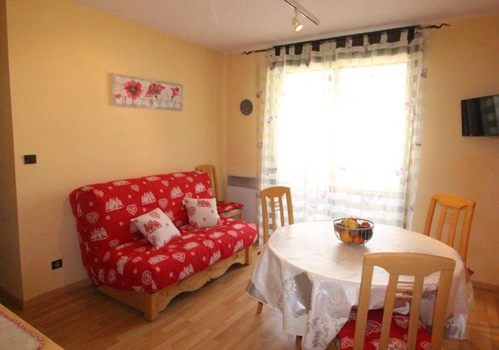 Bagneres-de-Luchon Apartment | T2 bis au pied du télécabine, balcon, garage, centre-ville de Luchon - FR-1-313-160