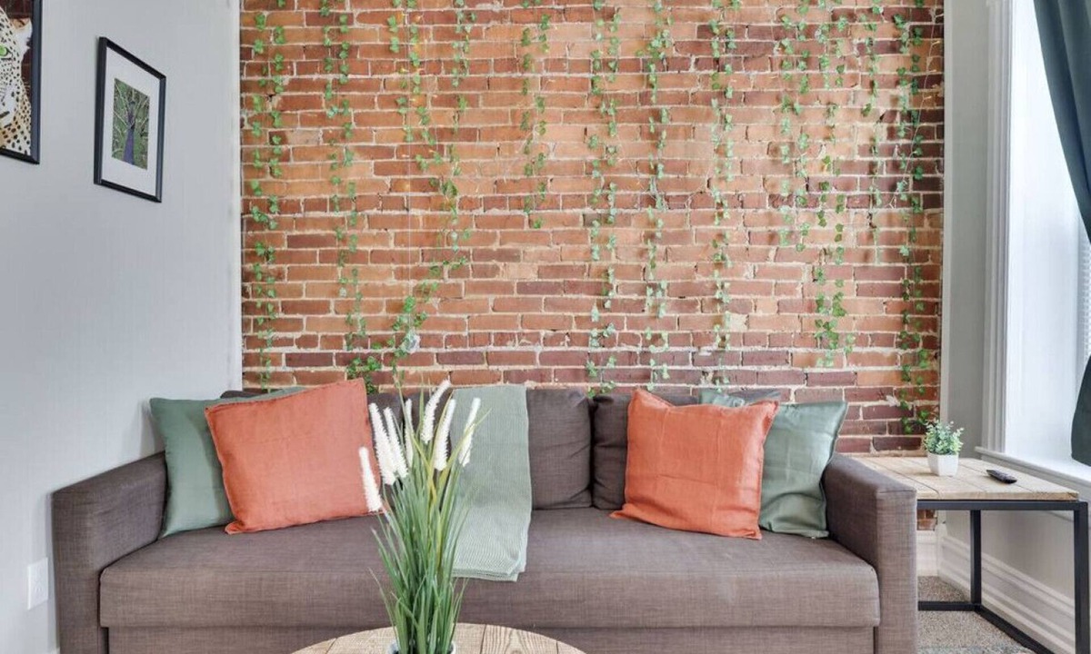 Allentown Apartment | T2 · Brick Town - Arcade machine