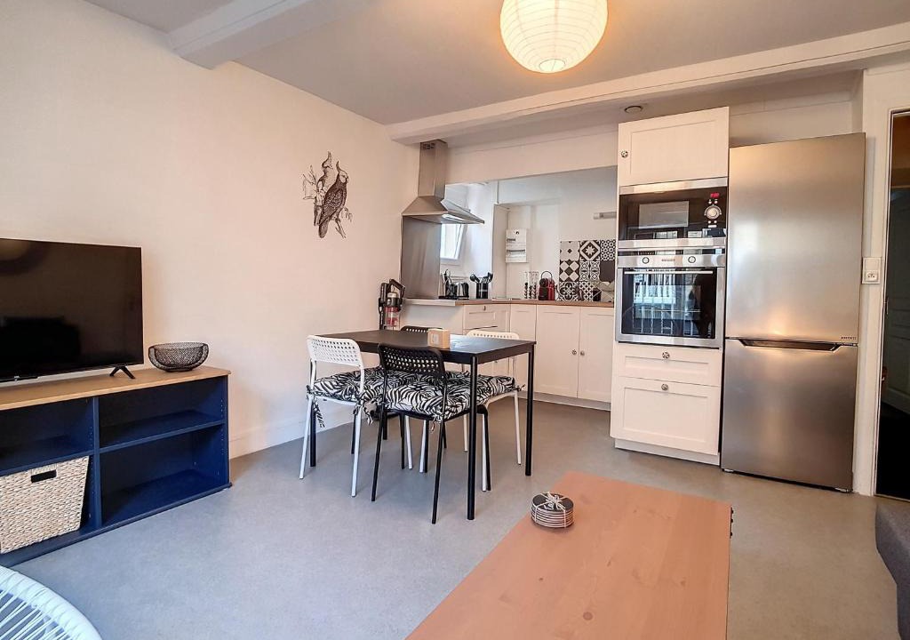 Luc-sur-Mer Apartment | T2 Centre-ville Luc-sur-Mer, à 30m Plage, Wifi, 4 Pers - FR-1-746-13