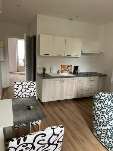 Graulhet Apartment | T2 Cosy, agréable fonctionnel et douillet, 1 lit 140 et un BZ , Wifi gratuit, boîte à clés, proche commerces et gare routière, linge de lit et toilette offerts à partir de 4 nuits