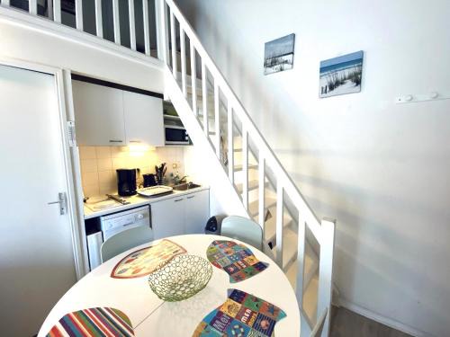 Chateau-d'Olonne Apartment | T2 Mezzanine aux Sables d'Olonne - Balcon, Proche Plage et Commerces - FR-1-92-745