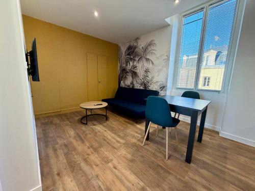 La Roche-sur-Yon Apartment | T2 rénové avec salon séparé, canapé, TV