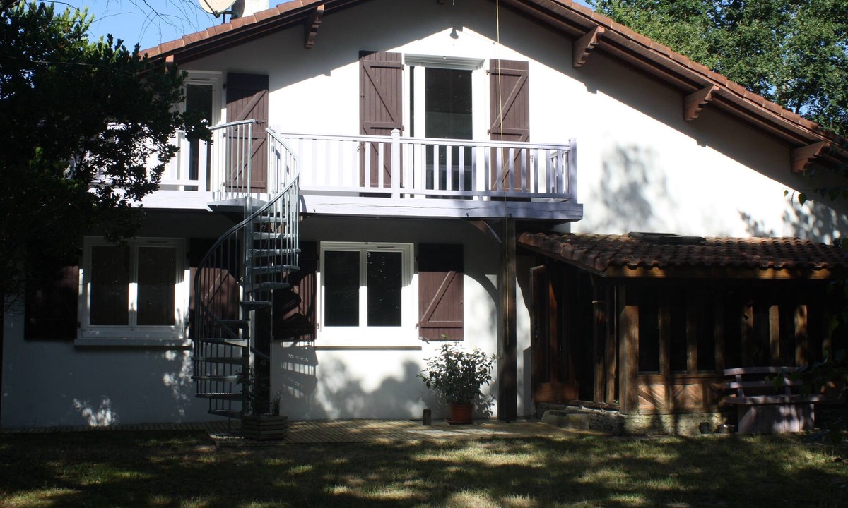 Augreilh House | T2 within one hectare of swimming pool, balcony and outdoor games / leisure center, bike path