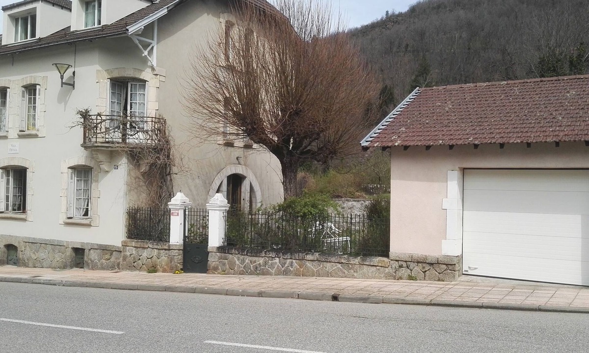 Ax-les-Thermes Apartment | T3 85m2 ds villa coecilia with garden 300m thermal baths cable cars Ax les Thermes