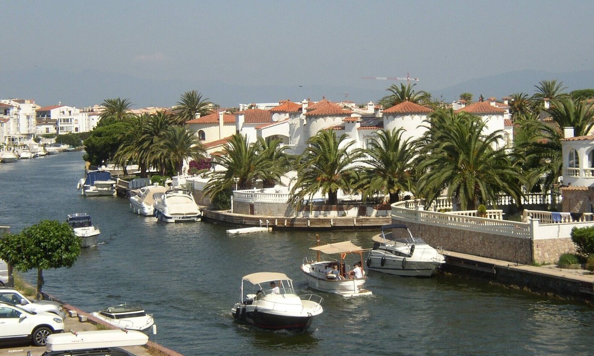 Empuriabrava Apartment | T3 EMPURIABRAVA ON THE CANALS - SWIMMING POOL - PARKING