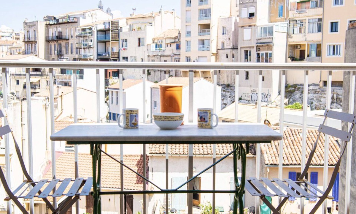 Saint-Lambert Apartment | T3 in the heart of Endoume with private parking
