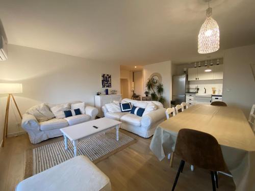 Homps Apartment | T4 bord canal du midi, piscine