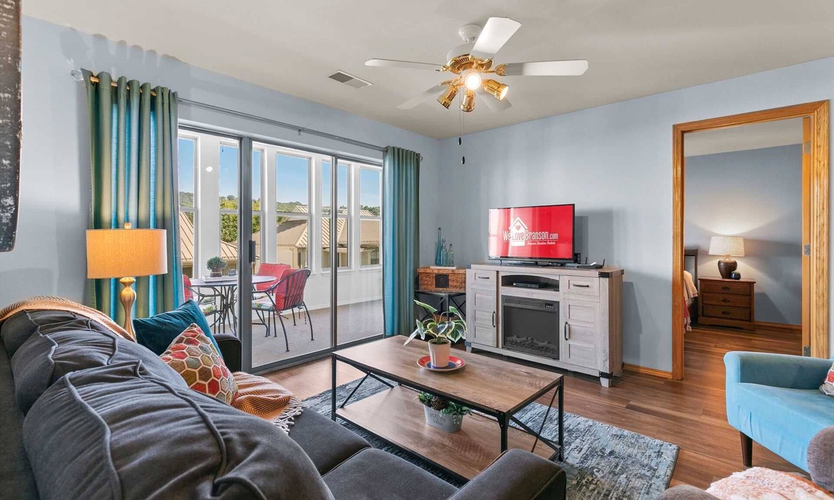 Hollister Condo | Table Rock Condo- Huge Deck, New Flooring!-Private Marina On-Site
