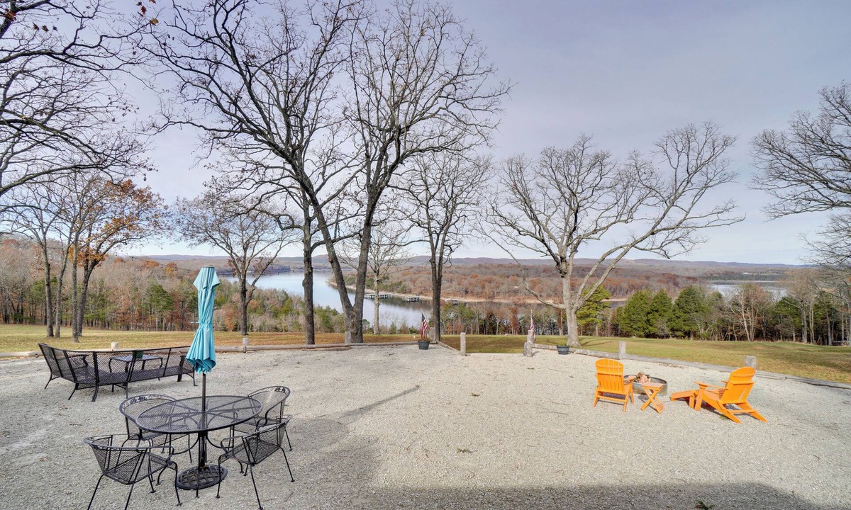 Golden House | Table Rock Lake Home - Fire Pit & Lake Views!