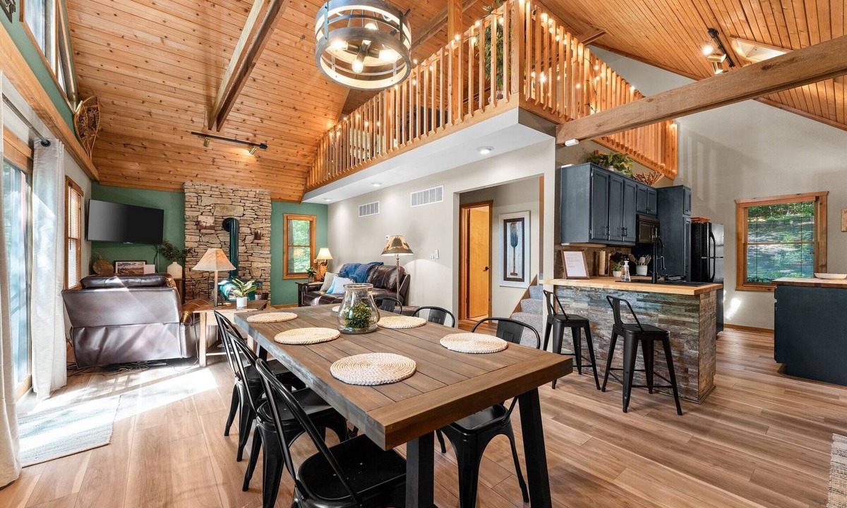 Kimberling City Cabin | Table Rock Lake View, Huge Deck, Trees, Quiet, Updated, Decorated for Holidays!