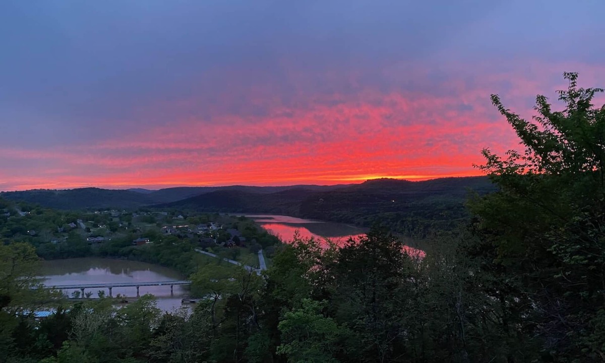 Eureka Springs House | Table Rock Lakeview Home Retreat: Stunning Sunsets, Close to Eureka Springs