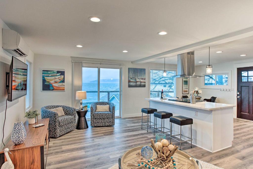 Tacoma House | Tacoma Dash Point Beach Cabin with Balcony!