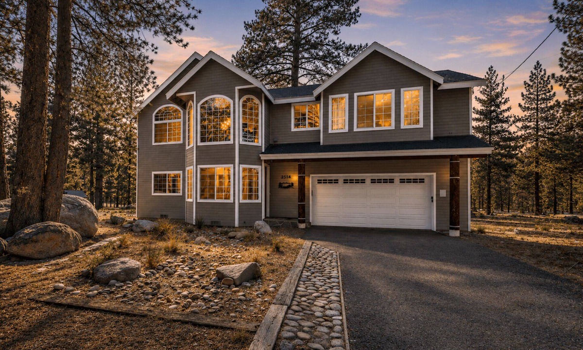 Tahoe Paradise Cabin | Tahoe Base Camp: National Forest Land, Air Conditioning, Hot Tub, Pool Table, Pet Friendly