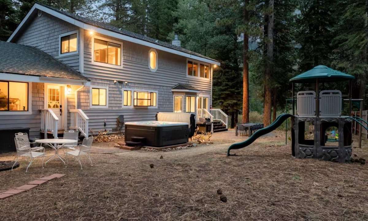 Christmas Valley House | Tahoe Luxury Mountain Escape 4BR 3BA+Hot Tub