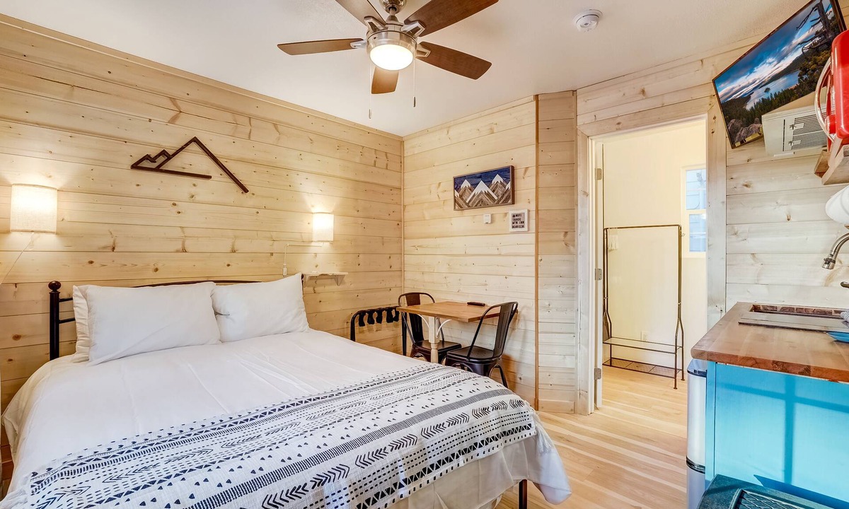Sierra Tract Hotel | Tahoe Mountain Inn #9