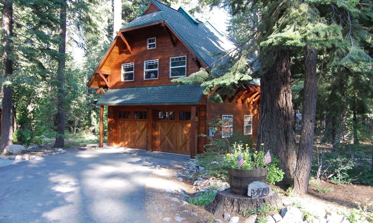 Sunnyside Cabin | Tahoe Park Architectural Gem – Cozy, Convenient & Dog-Friendly!