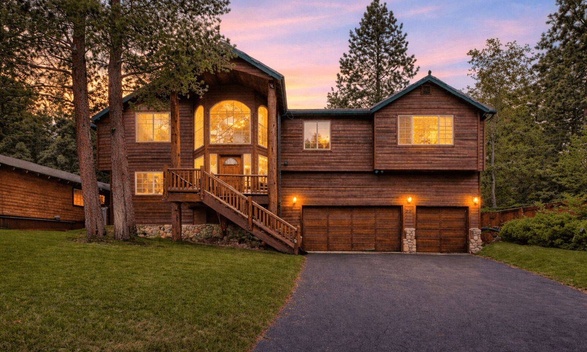 North Upper Truckee Cabin | Tahoe Pines Retreat: Hot Tub, Pool Table, Bunk Beds, Big Yard, Multiple Fireplaces