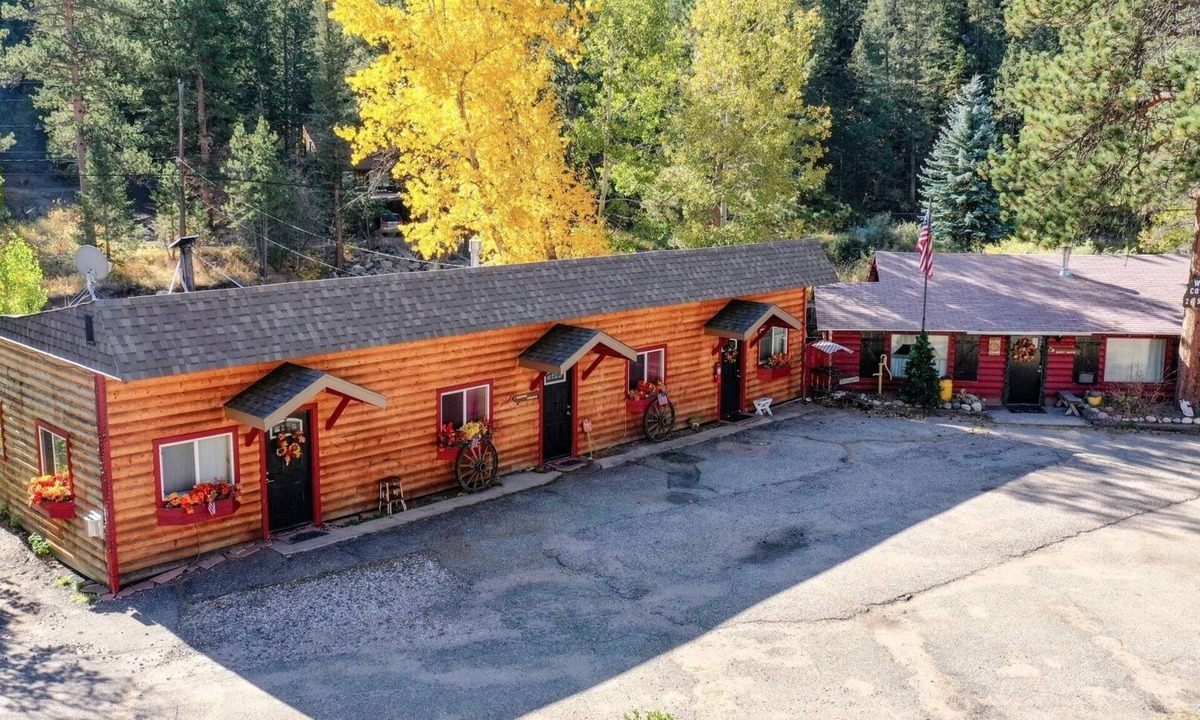 Drake Cabin | Take it EZ cabin overlooking the river with HOT TUB on the deck 5 min to Estes!
