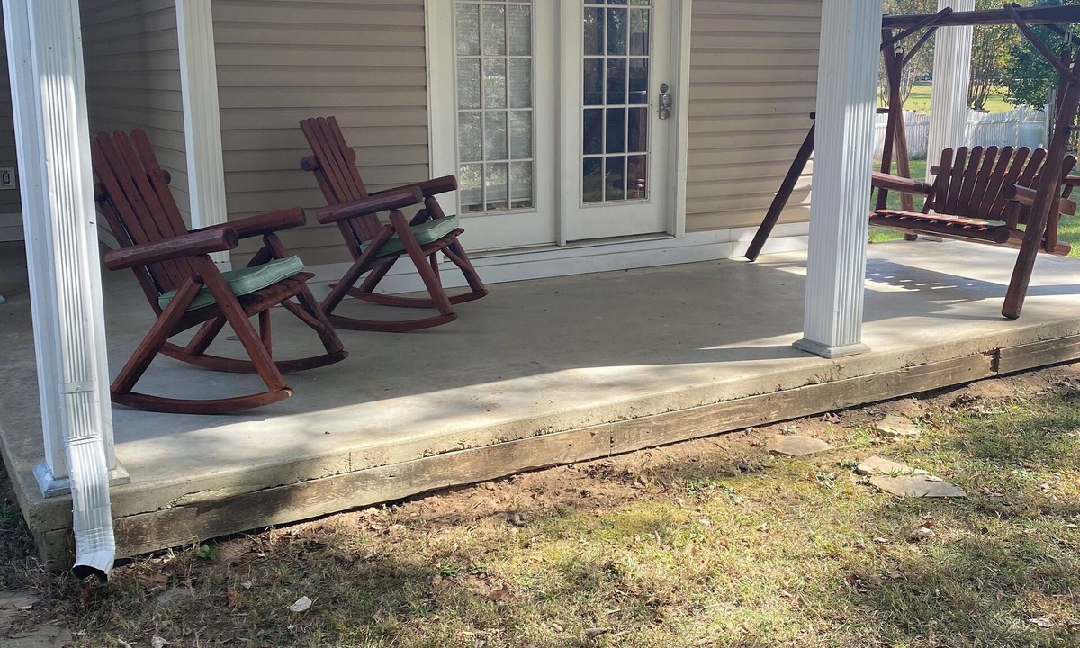 Oxford House | Talladega Nights Bedroom and Bath with Separate Entrance, on Choccolocco Creek.