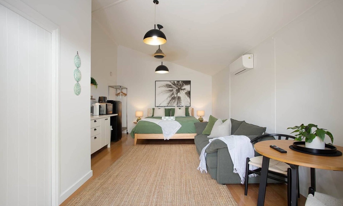 Suffolk Park House | Tallows Beach Studio, dog friendly, modern, quiet!
