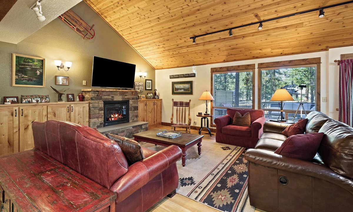 Deer Park House | Tamarack 8 - Cute & Fun! Updated, SHARC, Bikes, Hot Tub