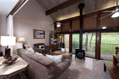 Coffeyville House | Tamarron Gambel Oak 790 - Wild Turkey Ridge - Durango CO
