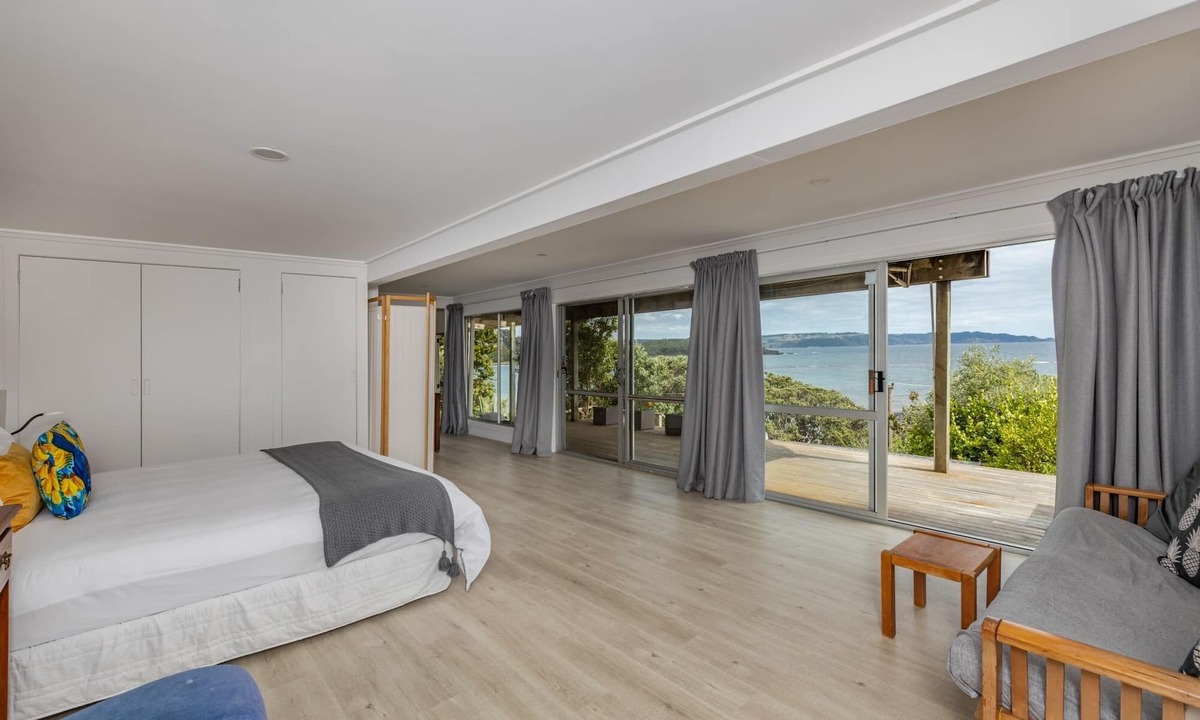Te Tii Cottage | Tapuaetahi Beachfront Studio - Downstairs Unit