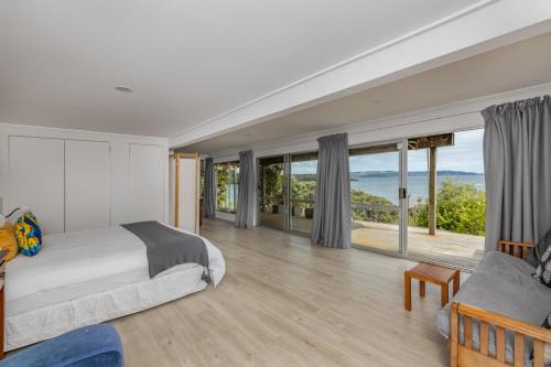Te Tii House | Tapuaetahi Beachfront Studio - Downstairs Unit
